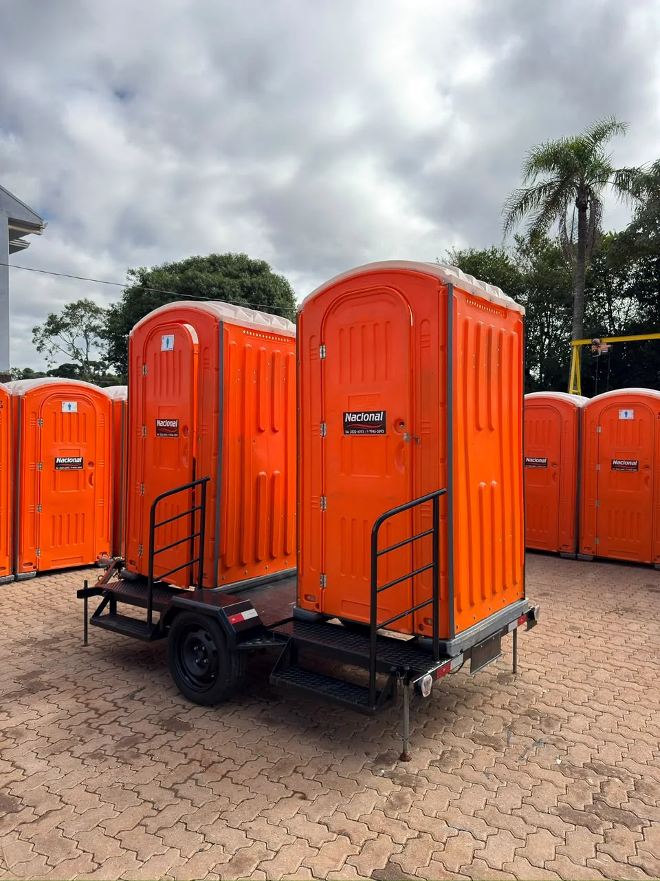 Banheiros químicos instalados em carretinha