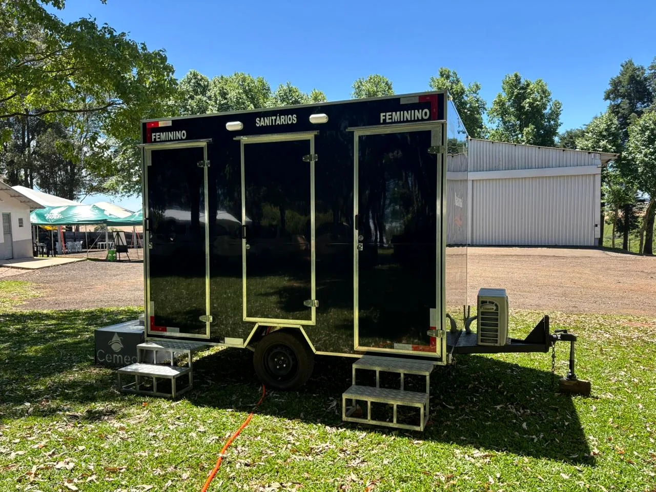 Trailer sanitário feminino para eventos